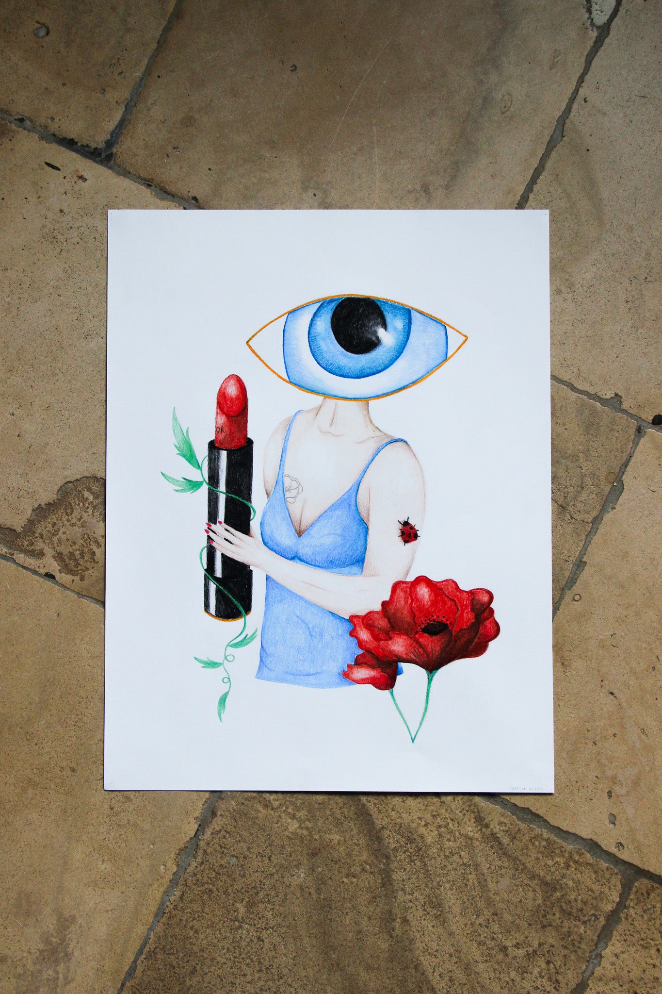 Sous l'iris, les pétales d'une fleur