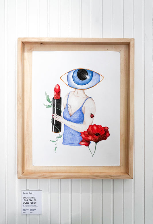 Sous l'iris, les pétales d'une fleur