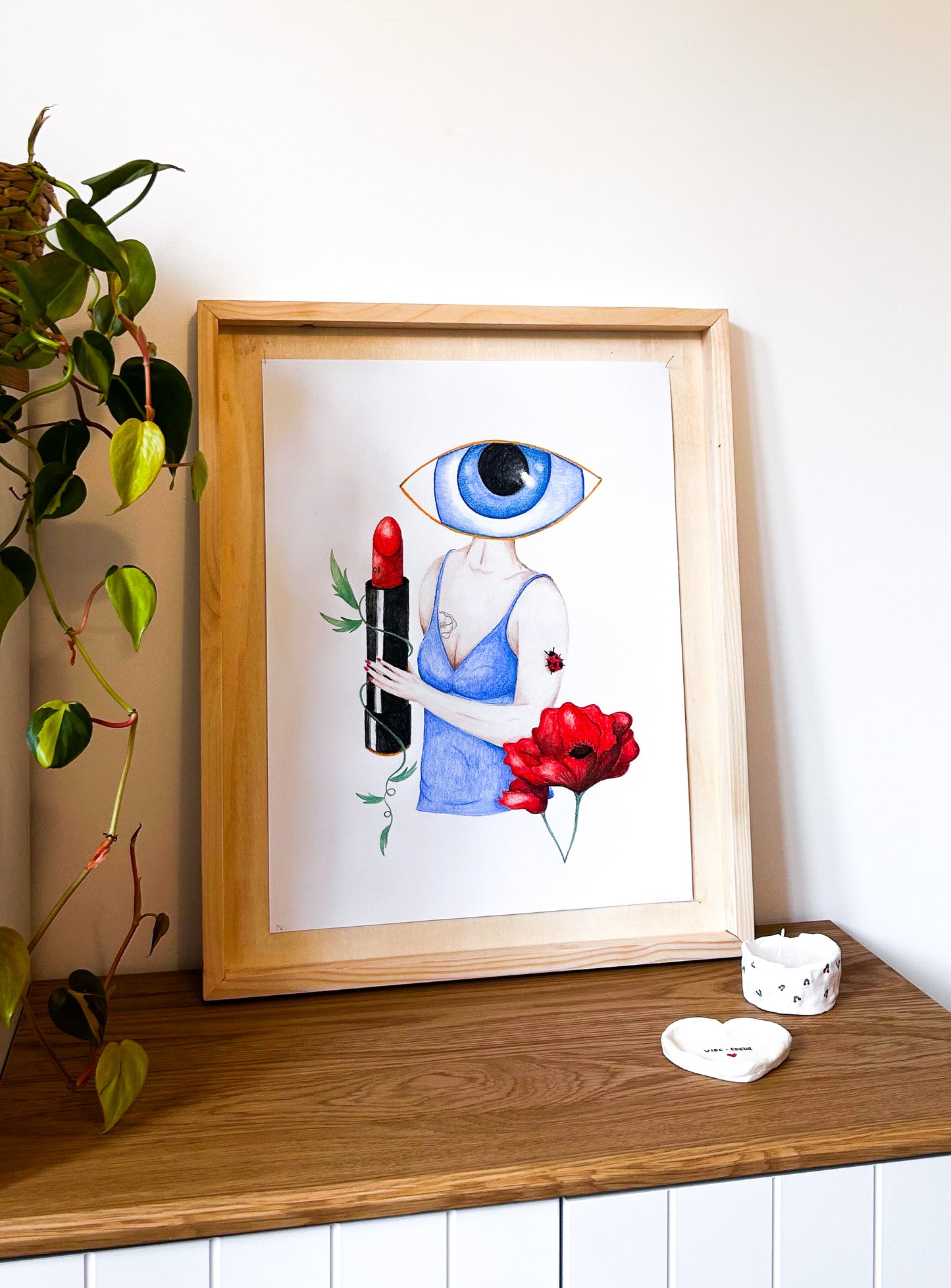 Sous l'iris, les pétales d'une fleur